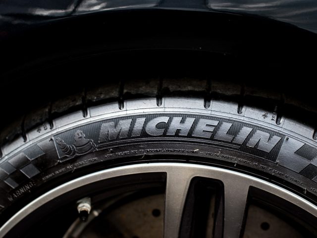 Michelin vo Francúzsku zruší 1500 miest: drahé energie a vysoké dane tlačia na firmy