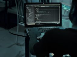Firmy zavádzajú AI rýchlejšie než ochranu: autonómne útoky už prebiehajú