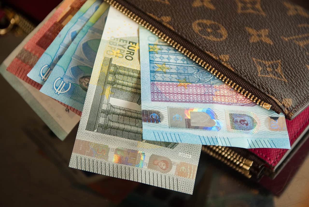 Priemerná mzda prekročila 1400 eur. Reálne platy už len mierne klesli