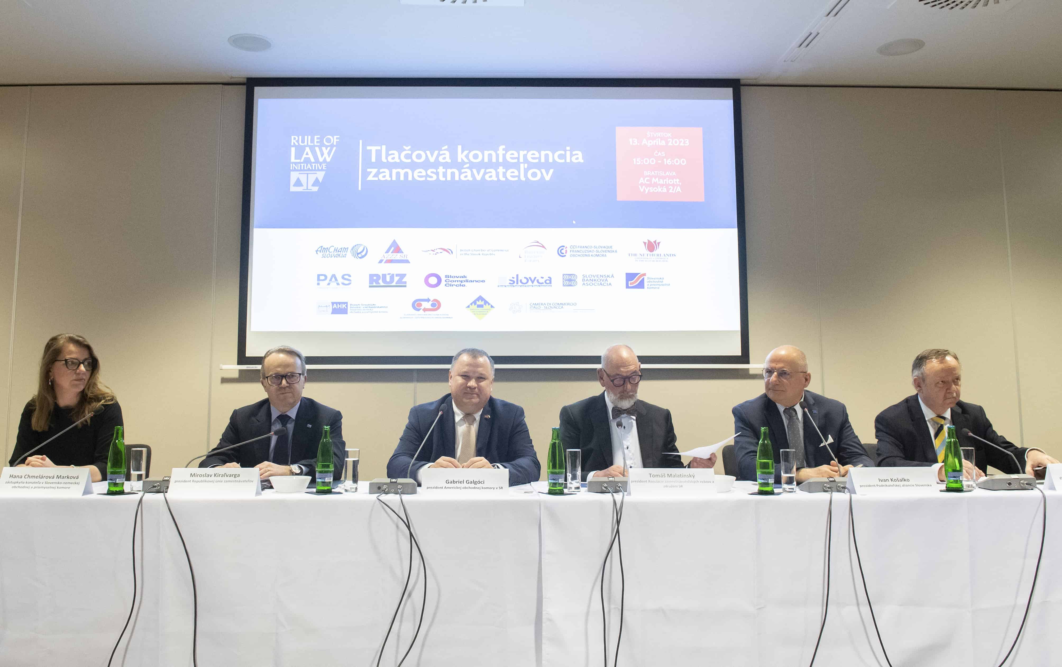 Iniciatíva za právny štát nesúhlasí so skrátenými konaniami o zmenách v zákonoch