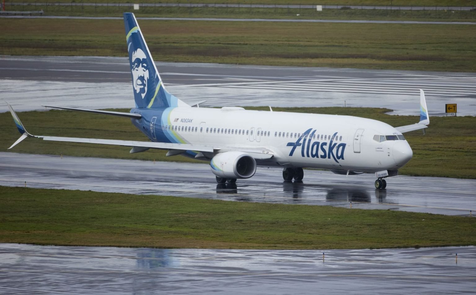 Lietadlo Boeing 737 Max 9 spoločnosti Alaska Airlines muselo núdzovo pristáť po tom, čo sa počas letu utrhla časť trupu. Foto: SITA/AP