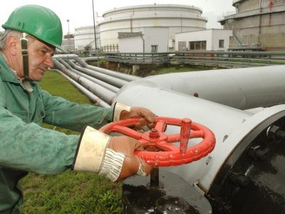 Ruská ropa cez Slovensko k susedom nepotečie: Projekt kontroverzného ropovodu cez Žitný ostrov sa rozpadol!