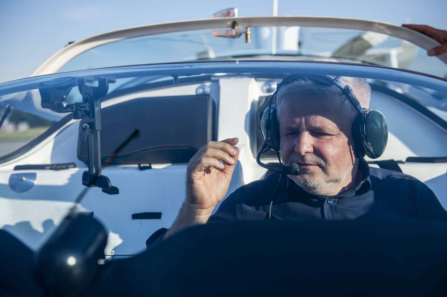Konštruktér Štefan Klein za volantom lietajúceho auta AirCar. Foto: TASR
