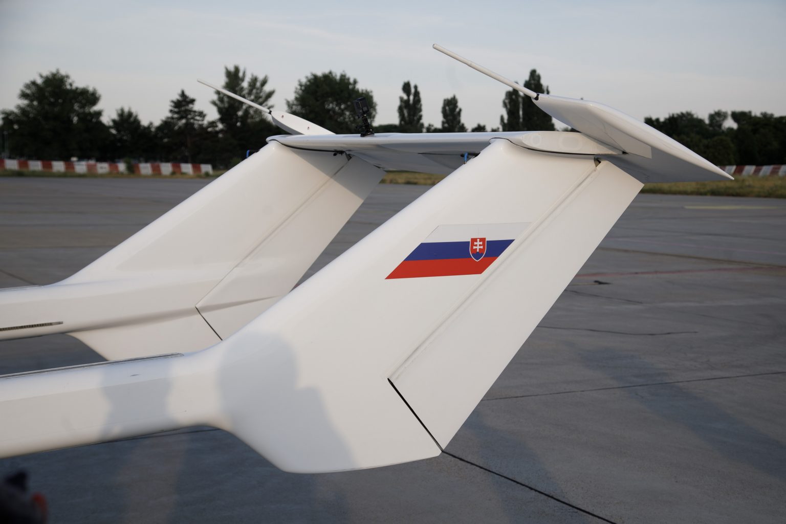 Detail experimentálneho lietajúceho auta AirCar počas prvého príletu na Letisko M. R. Štefánika v júni 2021. Foto: SITA