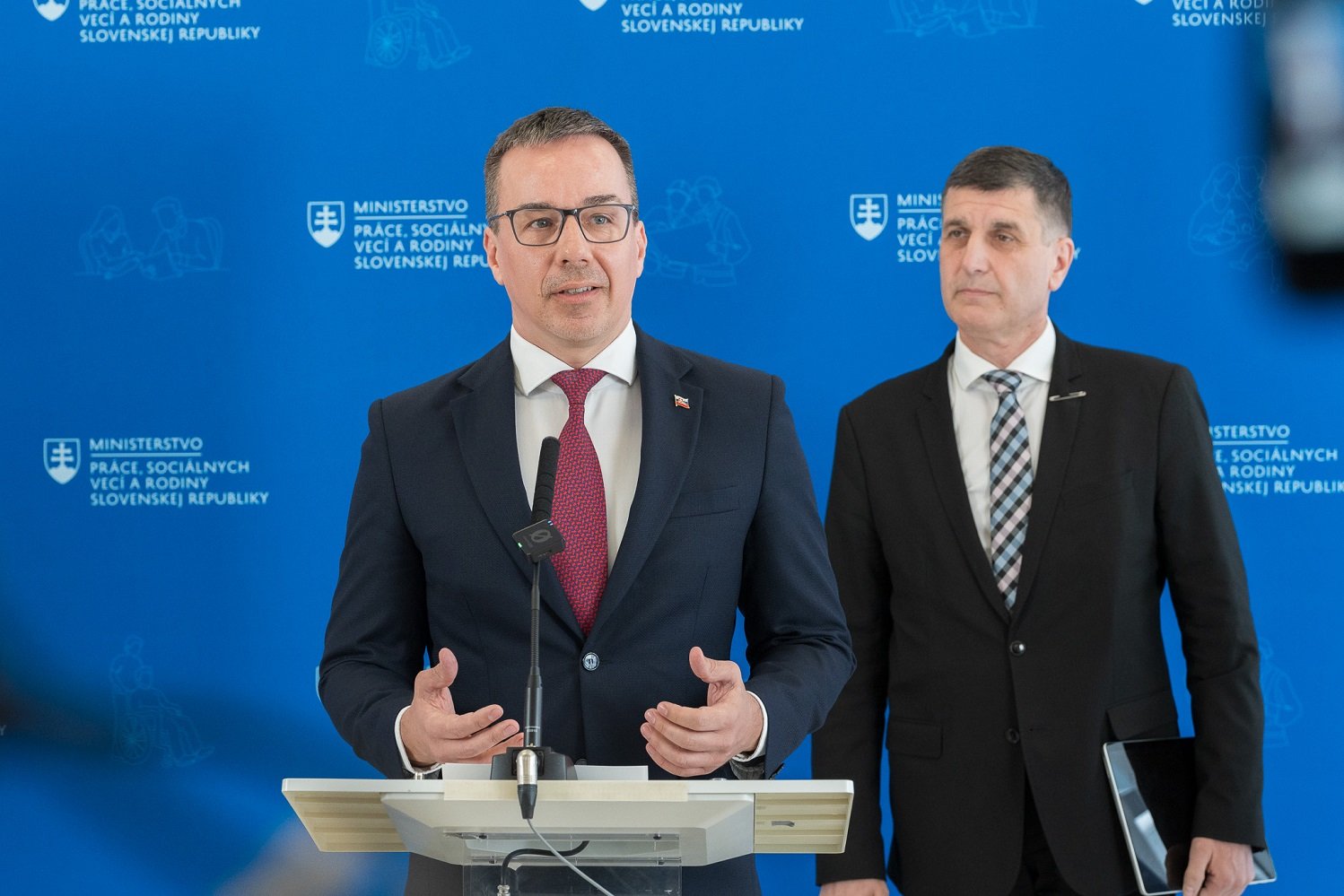 Minister práce Erik Tomáš a štátny tajomník rezortu práce Branislav Ondruš. Foto: MPSVR SR