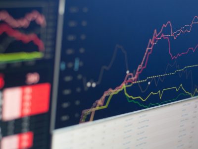 Európske akcie po výsledkoch britských parlamentných volieb rastú