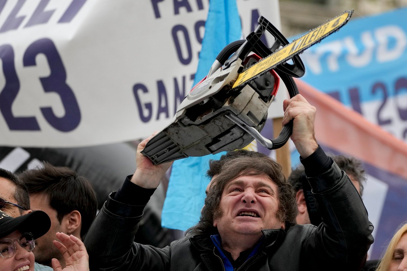 Nový argentínsky prezident Javier Milei v kampani sľuboval radikálny rez motorovou pílou. Svoj sľub zatiaľ drží. Foto: SITA/AP