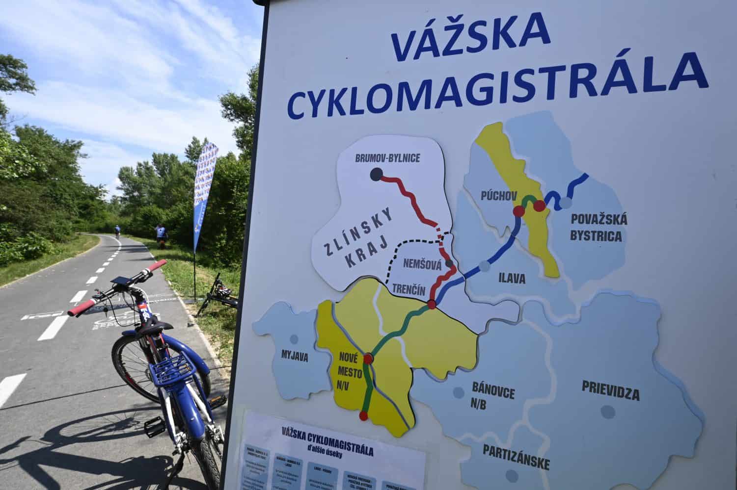 Cyklistom začal slúžiť viac než desaťkilometrový úsek Vážskej cyklomagistrály