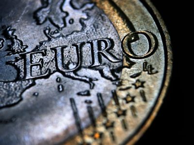 Euro po voľbách vo Francúzsku kolíše, ale na maximách sa neudržalo