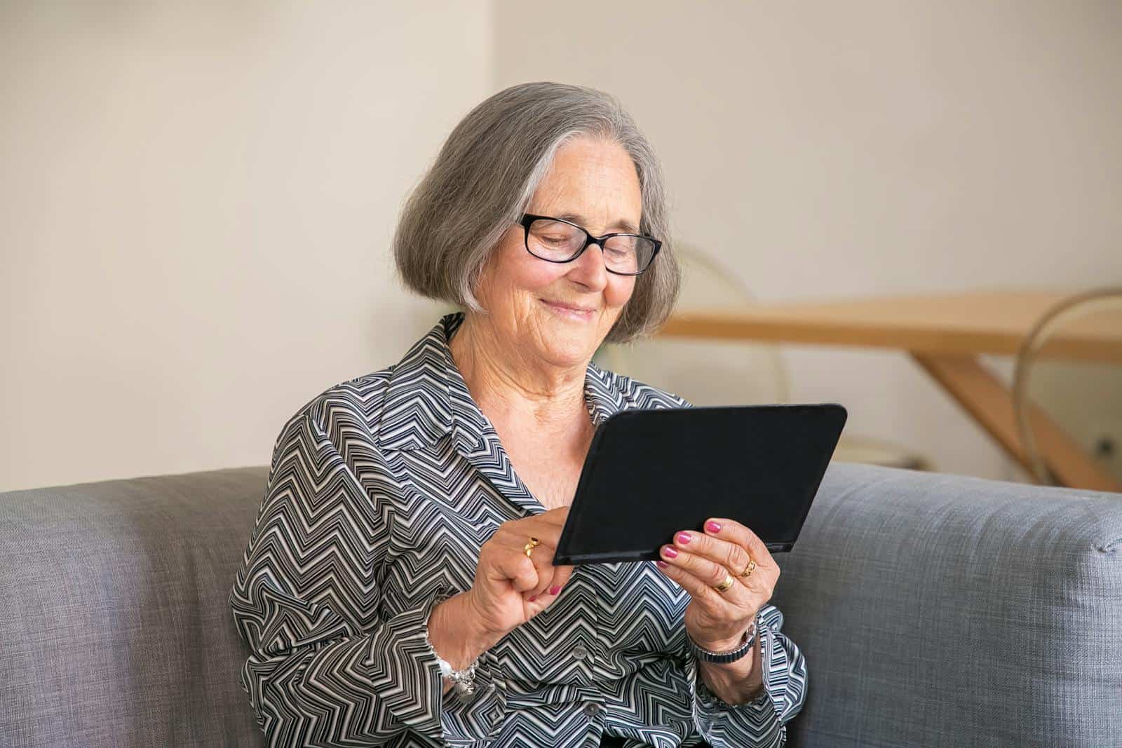 Veľký reštart projektu pre viac ako 100-tisíc seniorov: Získať môžu nové zručnosti a tablet!