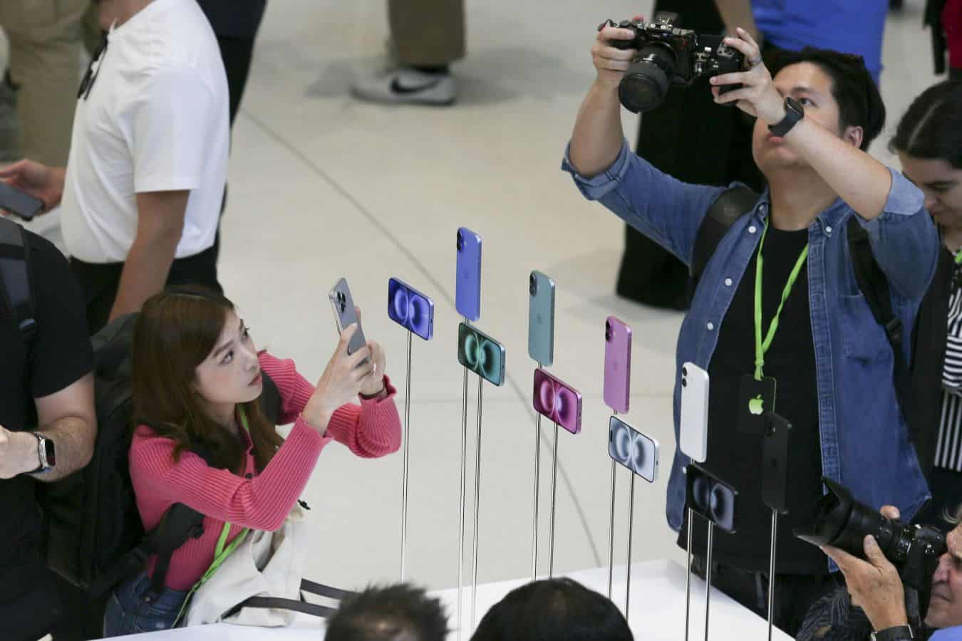 Apple prepísal históriu: Trhová hodnota firmy po rekordnom dopyte po iPhone prvýkrát prekonala 4 bilióny dolárov