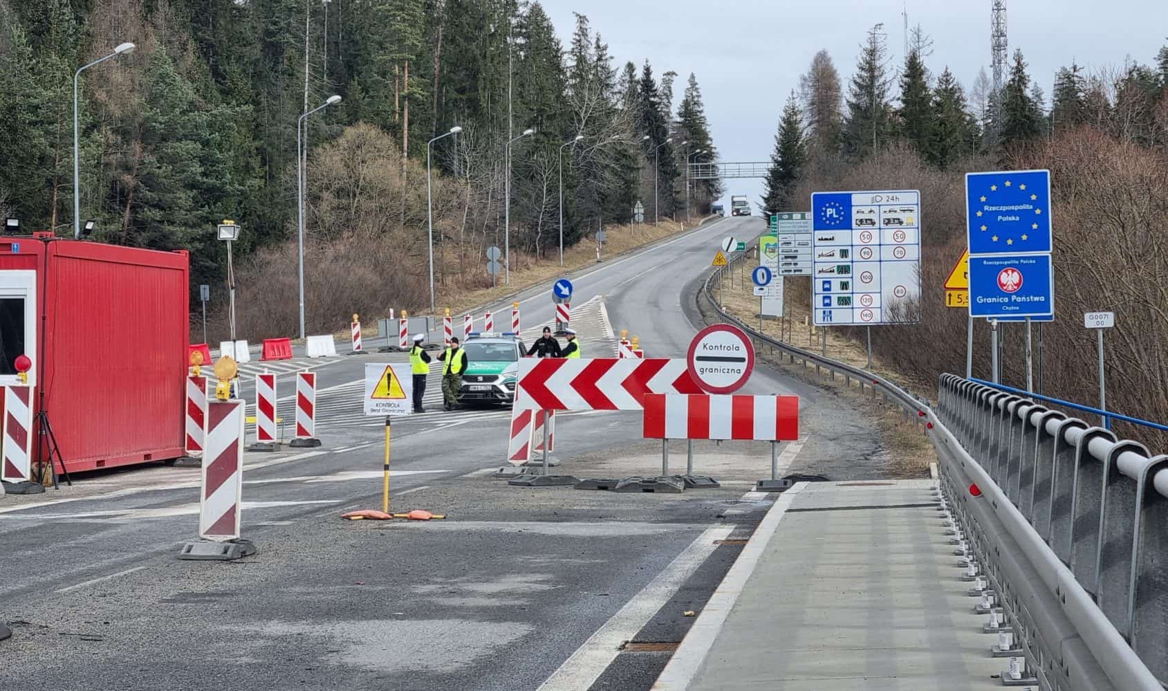 Polícia upozorňuje na dopravné obmedzenie pred hraničným priechodom Podspády