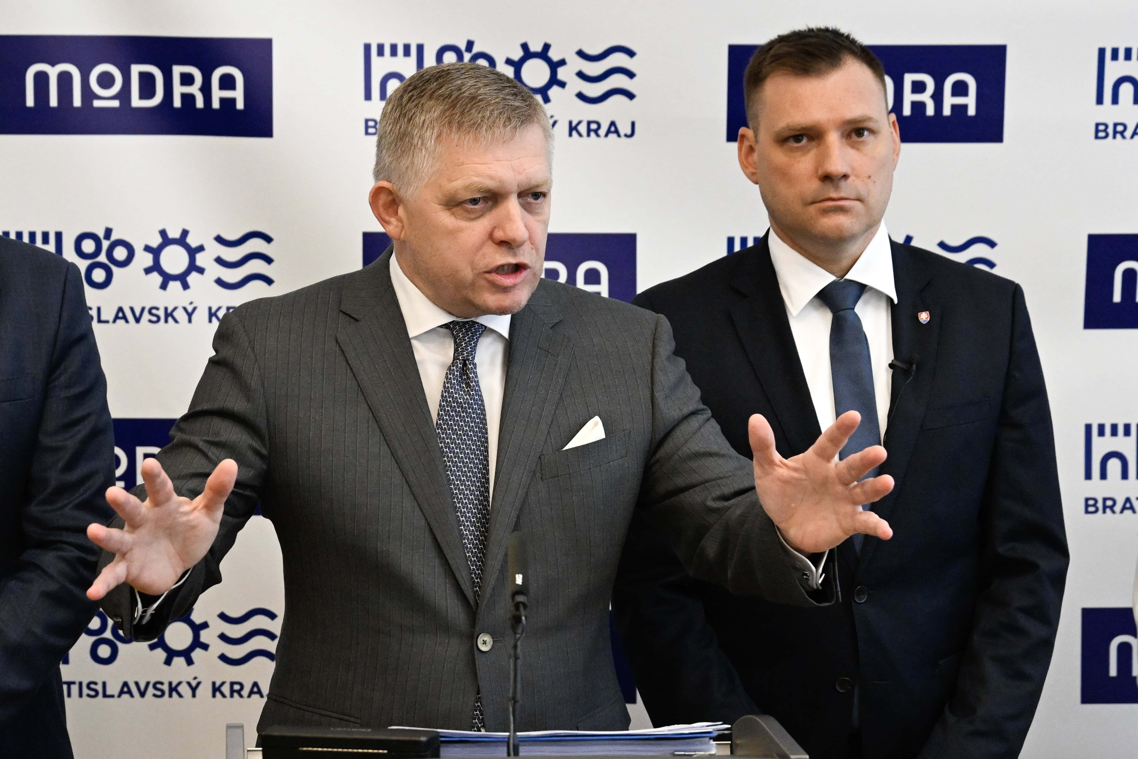 Fico ostro kritizuje nemeckého kancelára: Slovensku sa Bruselom vyhrážať nesmie, odkázal z Arménska
