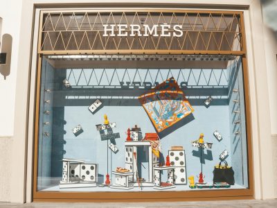 Vojna v Iráne zasiahla luxus: LVMH, Hermès a Ferrari prišli o 100 miliárd USD