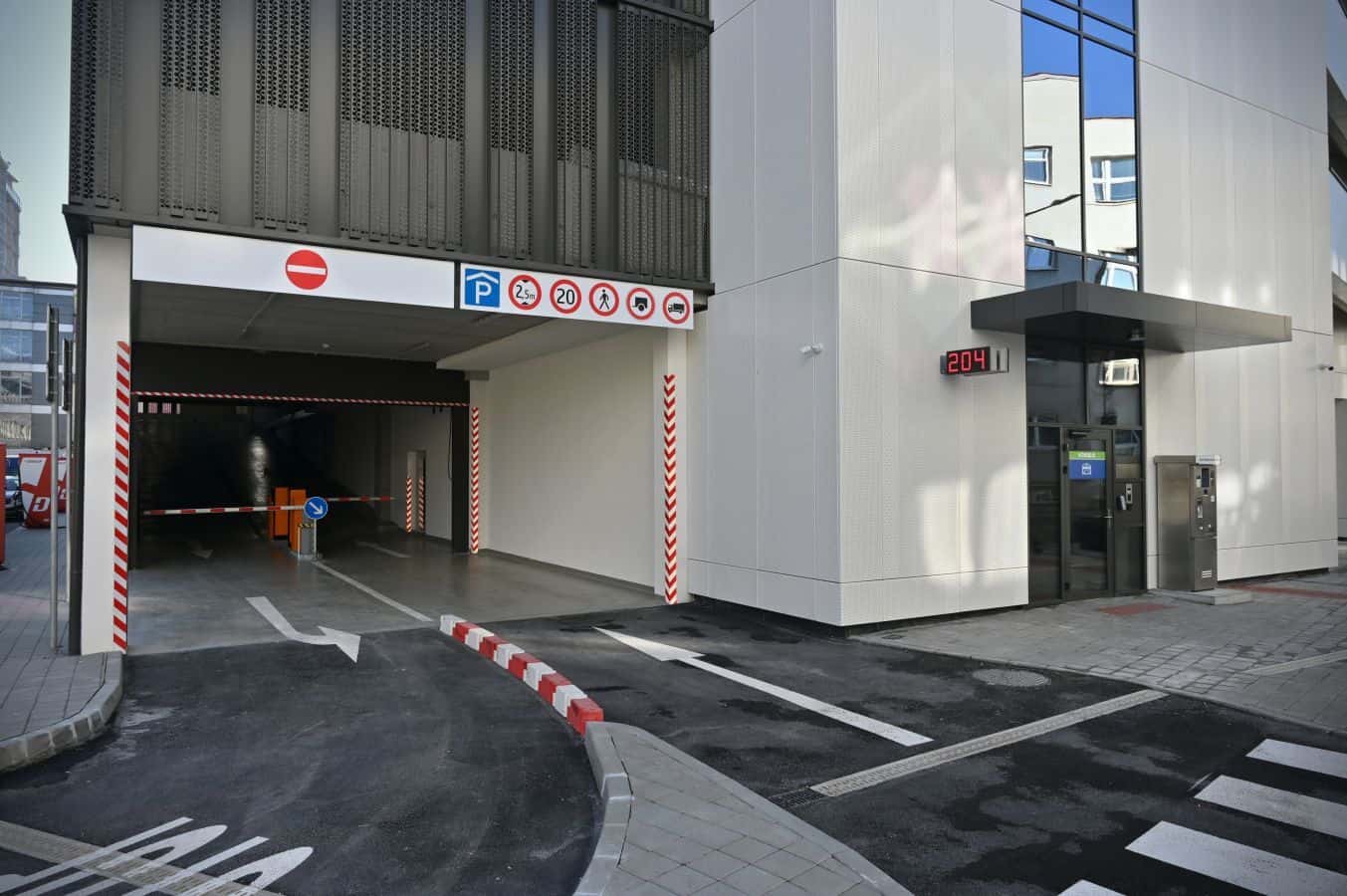 V centre Banskej Bystrice otvárajú parkovací dom, aký sa len tak nevidí: Pozrite sa, ako to tam vyzerá (foto)