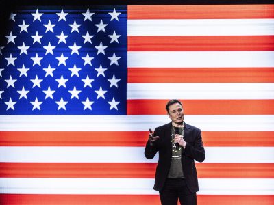 Musk začal rokovania o plánoch na zníženie počtu vládnych zamestnancov v USA