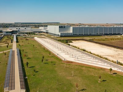 Britská výroba v októbri spomalila pokles na minimum za rok, pomohla reštartovaná produkcia JLR