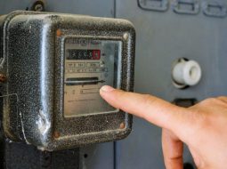 Sprísnené tarify pre domácnosti: Nový zákon mení pravidlá pri lacnejšej elektrine a plyne