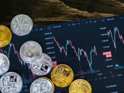 NBS od pondelka preberá dohľad nad trhom s kryptoaktívami na Slovensku: Čo to znamená pre investorov?