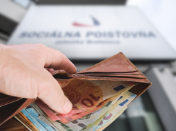 Prekvapivé zákulisie slovenských dôchodkov: Spisy vozia v nákupných košíkoch, až 77 % práce je stále ručnej!