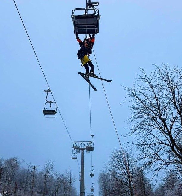 Česko: V lyžiarskom stredisku na Ústecku sa zasekla lanovka, hasiči zachraňovali lyžiarov
