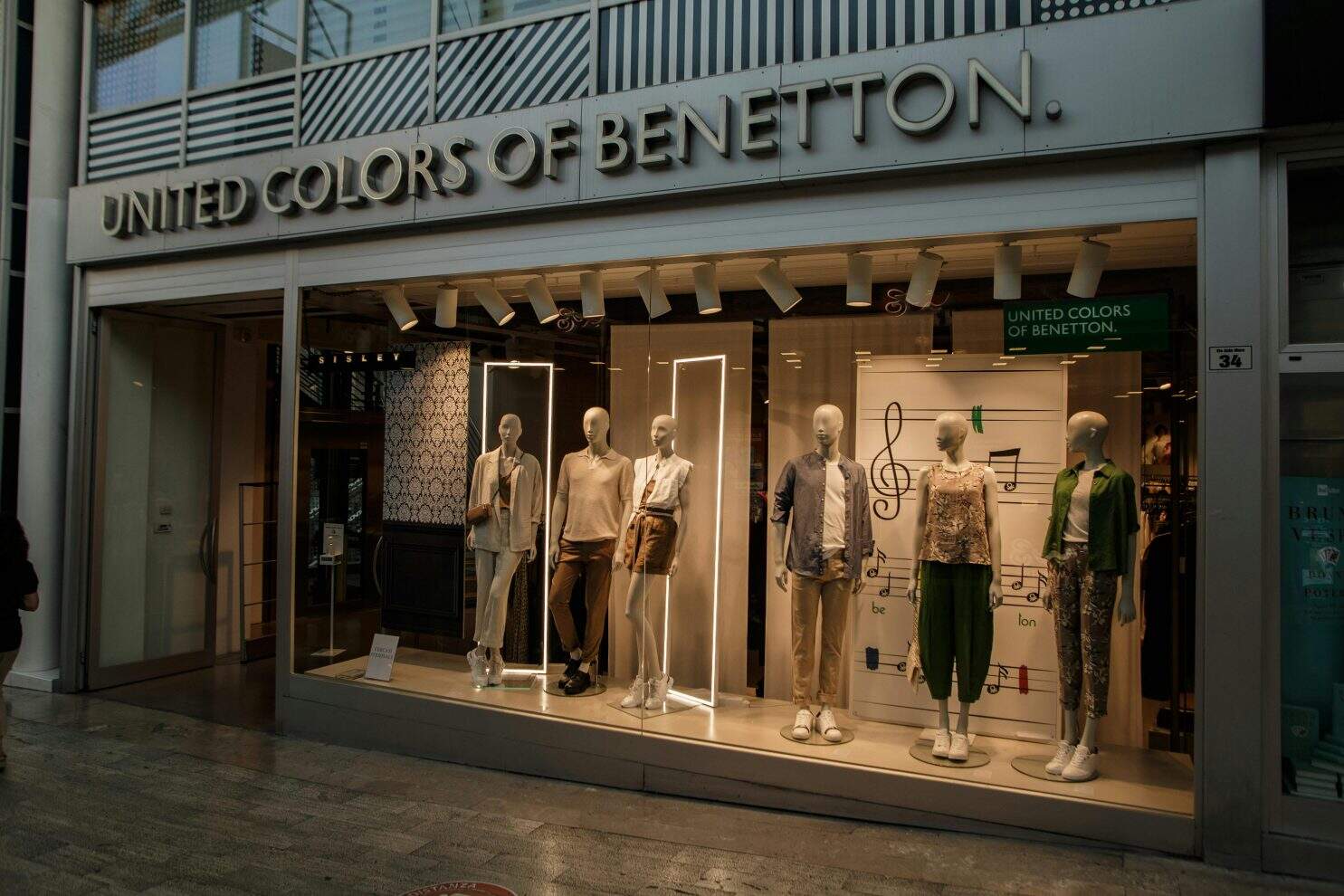 Benetton plánuje v roku 2025 zatvoriť stovky nerentabilných obchodov