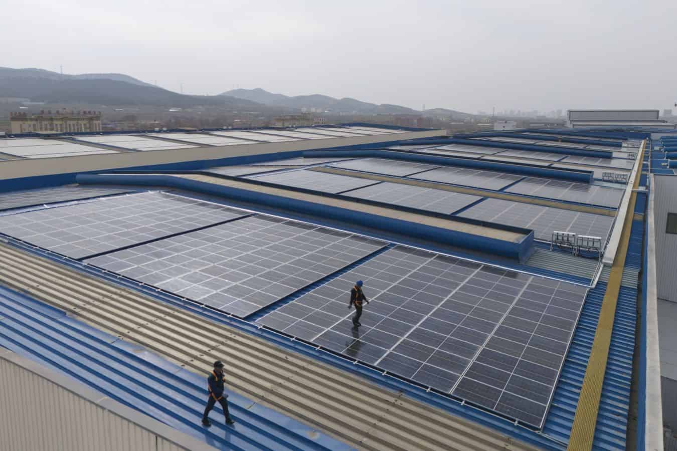 Energie v Číne: Uhlie prvýkrát pod 50 %, obnoviteľné zdroje lámu rekordy