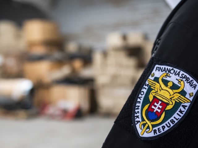 Tvrdili, že vezú len batožinu: Colníci na hranici s Ukrajinou našli stovky liekov aj omamné látky! (foto)