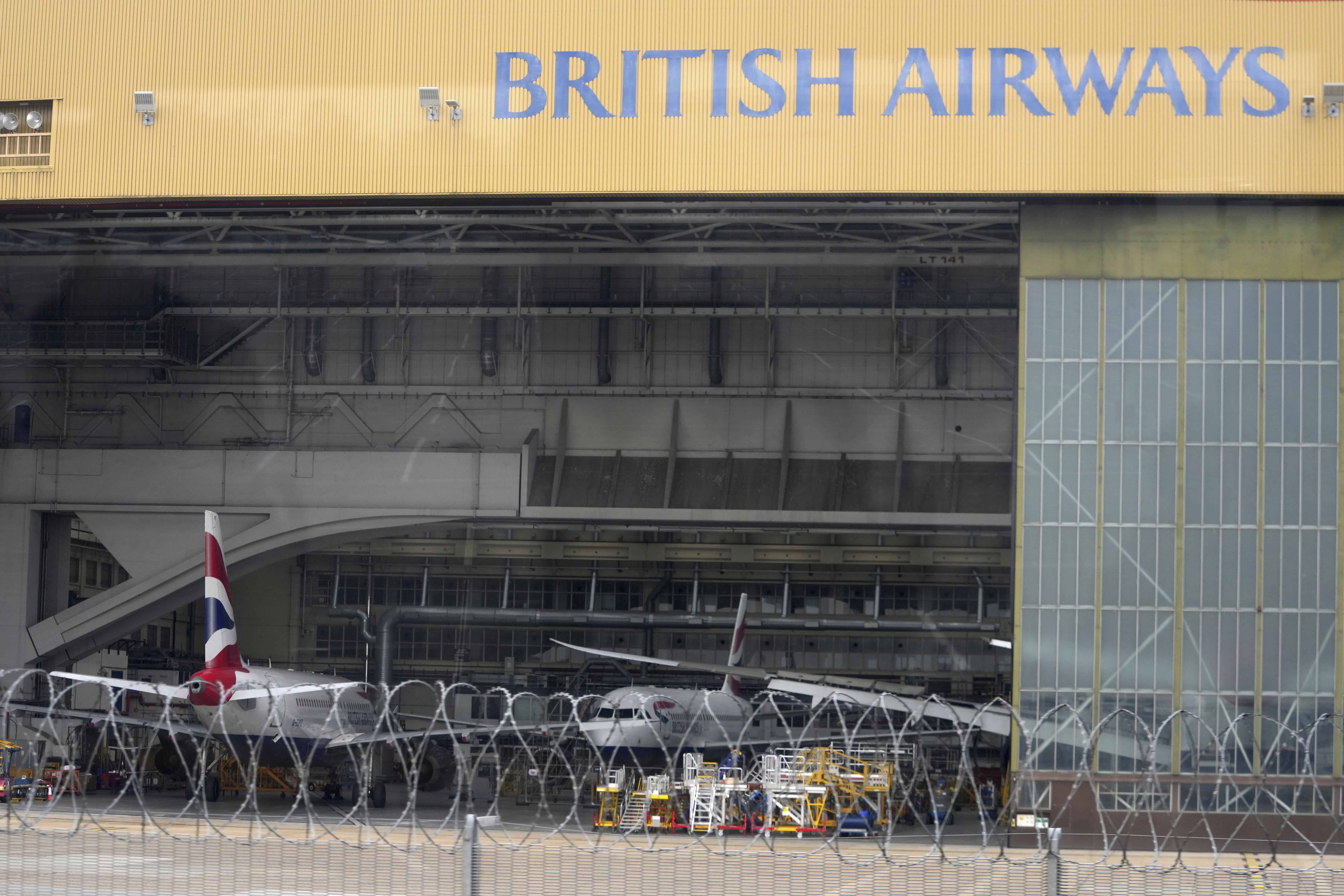 Na londýnskom letisku Heathrow bude za celý deň zrušených najmenej 1 350 letov! Dôvodom sú dôsledky požiaru