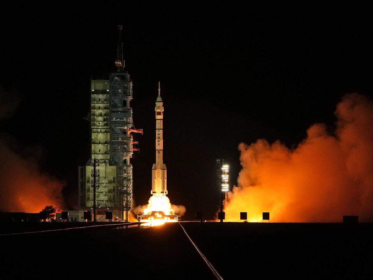 Raketa Long March s kozmickou loďou Shenzhou-19 na vrchole štartuje zo strediska vypúšťania satelitov Jiuquan v meste Jiuquan na severozápade Číny v stredu 30. októbra 2024 v skorých ranných hodinách. Foto: SITA/AP
