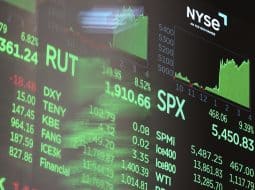 Americké akcie lámu rekordy: technologický Nasdaq vyskočil v máji o viac než 8 %