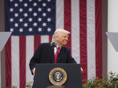 Kalifornia podala žalobu proti Trumpovým clám