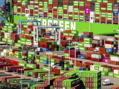 Americký obchodný schodok klesol: Export tovarov v apríli dosiahol rekordnú úroveň