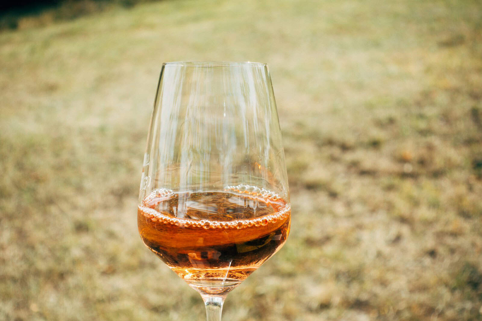 Prémiový koňak v problémoch: Zisk Rémy Cointreau klesol o tretinu, firma ruší plány
