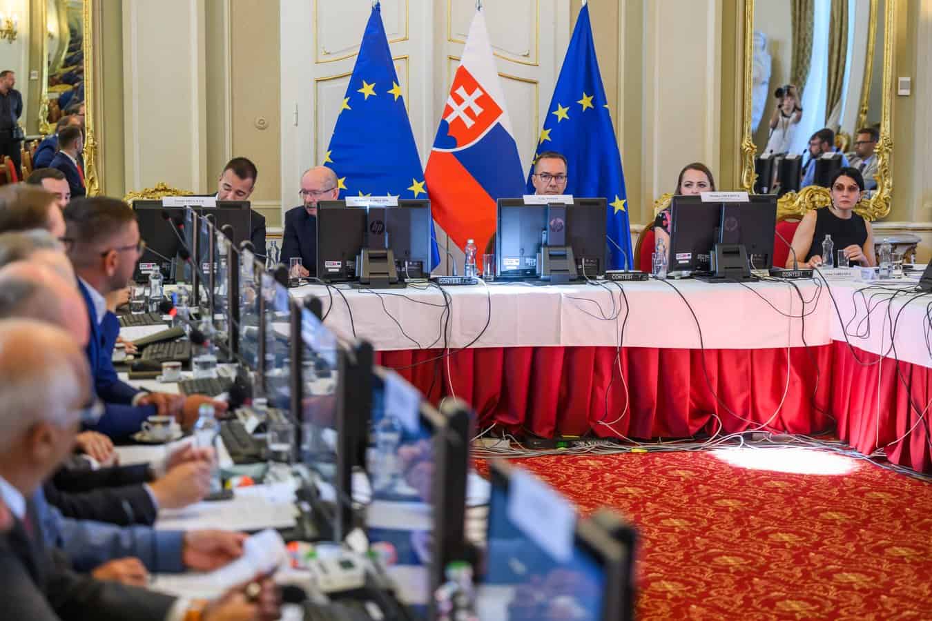 Balík prorastových opatrení vláda prerokuje po tripartite: Sociálne istoty majú zostať nedotknuté
