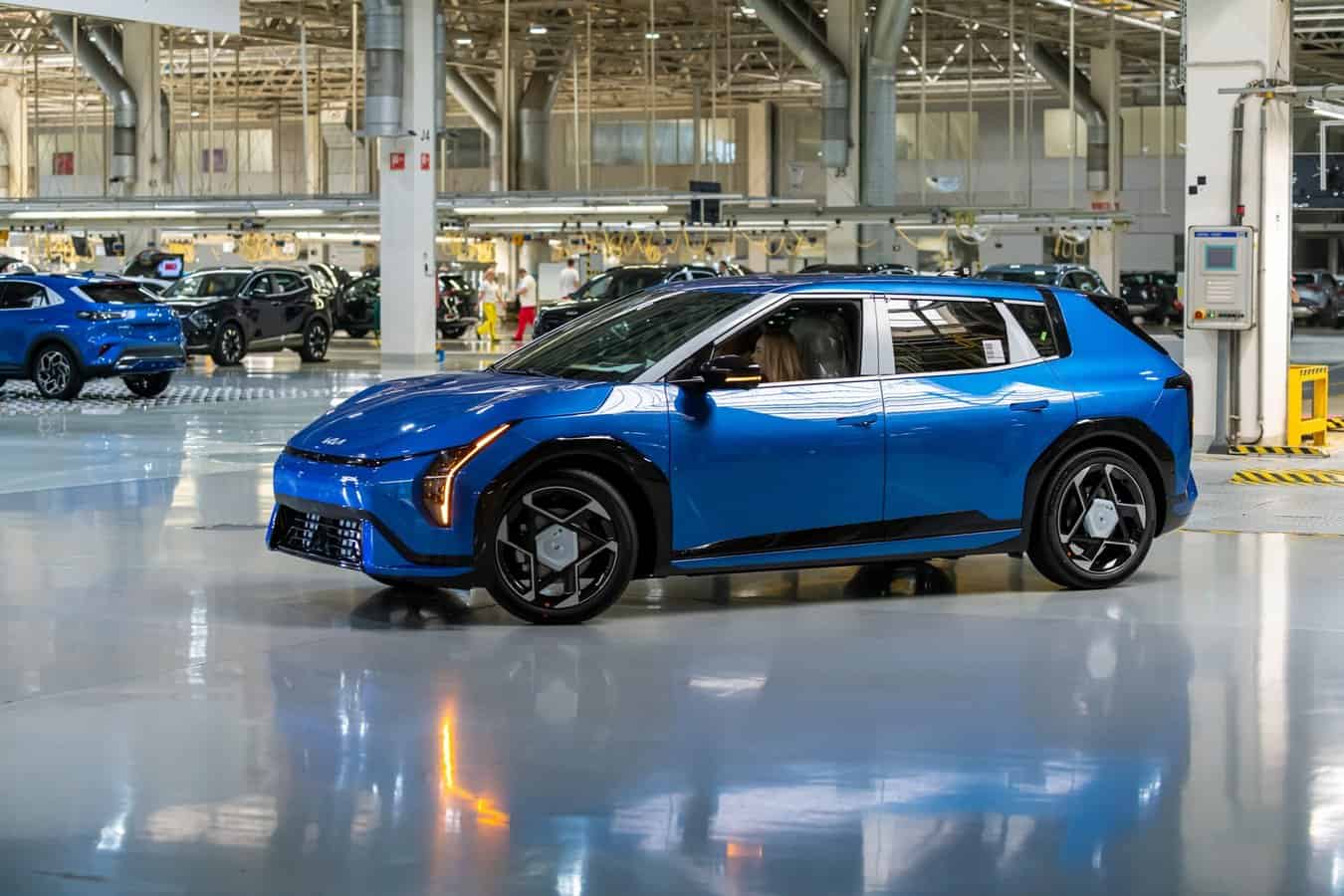 Kia Slovakia začala v Tepličke nad Váhom sériovú výrobu prvého európskeho elektromobilu EV4