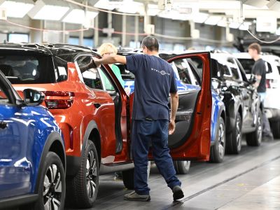 Trnavská automobilka v pozore: Stellantis po katastrofálnych výsledkoch hlási „totálny reštart“ a návrat k spaľovákom!
