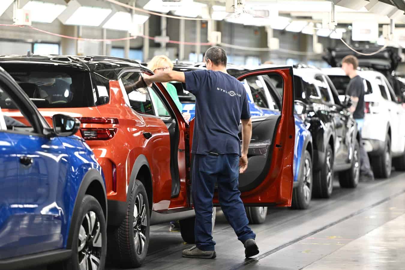 Trnavská automobilka v pozore: Stellantis po katastrofálnych výsledkoch hlási „totálny reštart“ a návrat k spaľovákom!