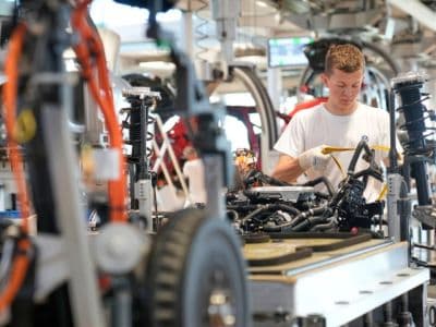 Volkswagen spustil vlastnú výrobu batérií: Nová éra elektromobility v Európe začína v Salzgitteri