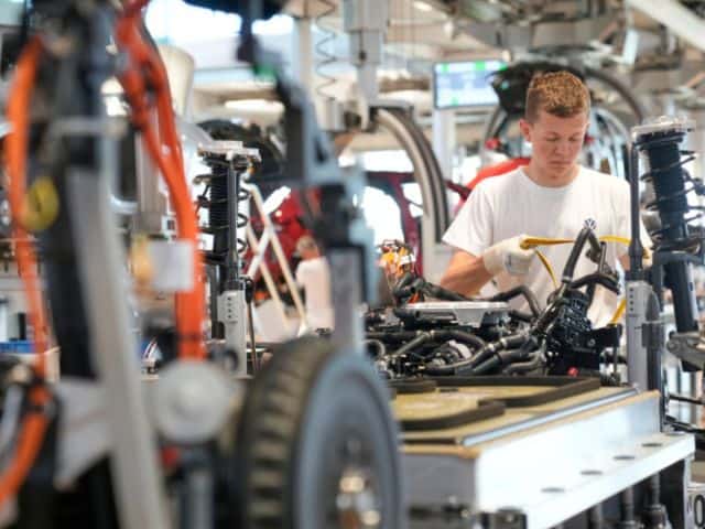 Zemetrasenie vo Volkswagene: Automobilka škrtá polovicu modelov a väčšinu voliteľnej výbavy, odbory zúria!