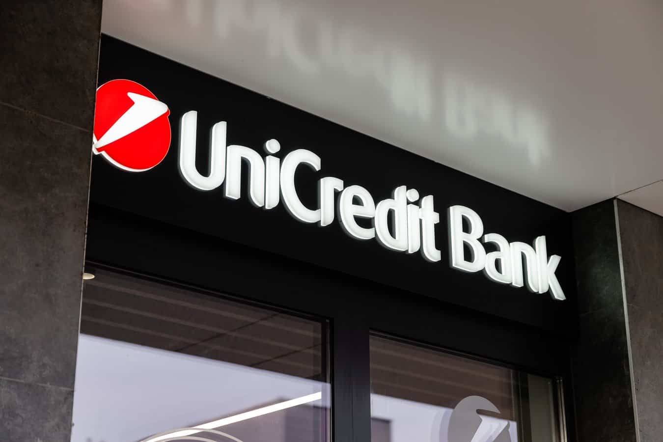 UniCredit ostro útočí na Commerzbank: slabé výsledky, nadhodnotená banka a spor o prevzatie