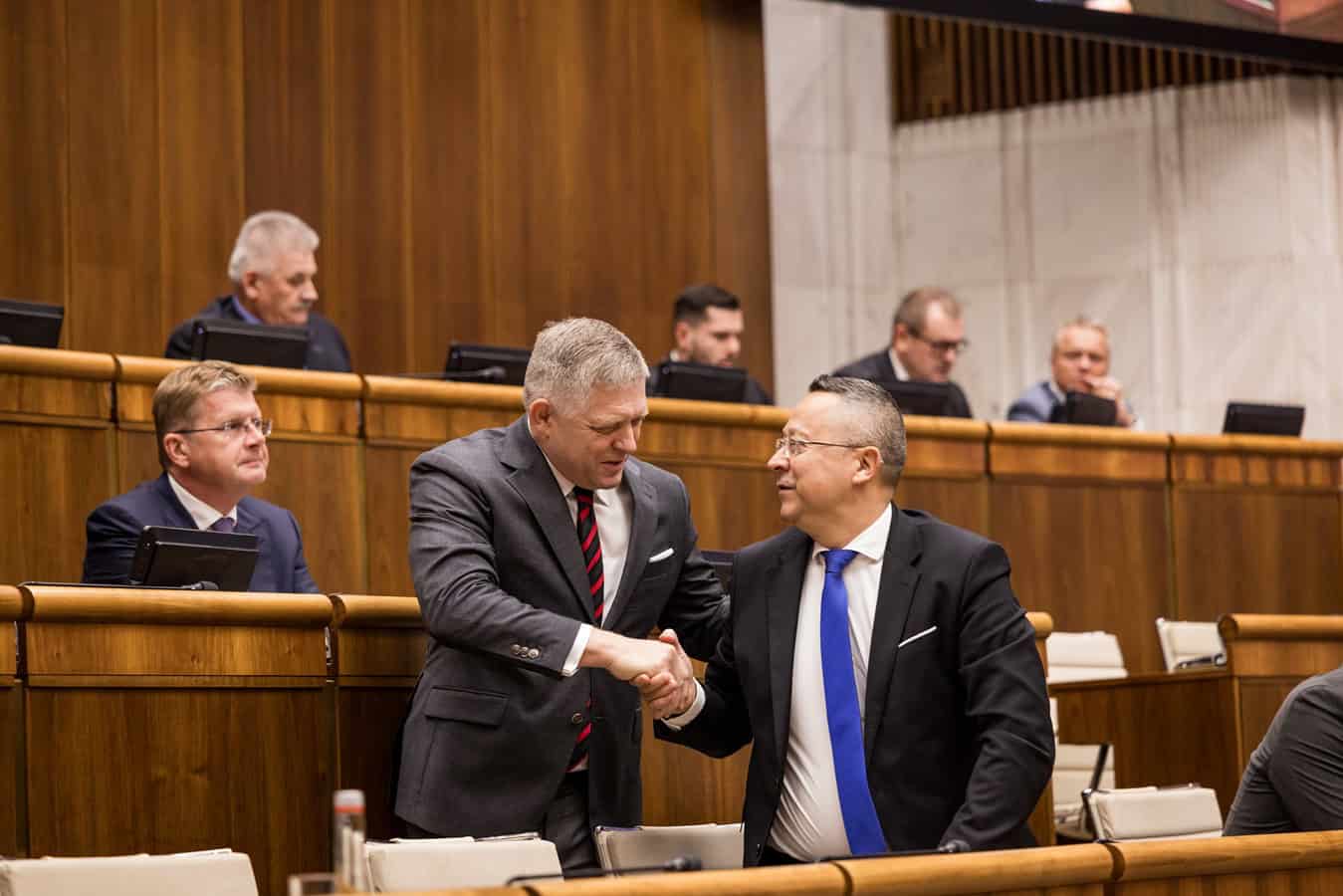 Slovensko v centre škandálu: Opozícia varuje pred nárastom daňových podvodov a praním peňazí