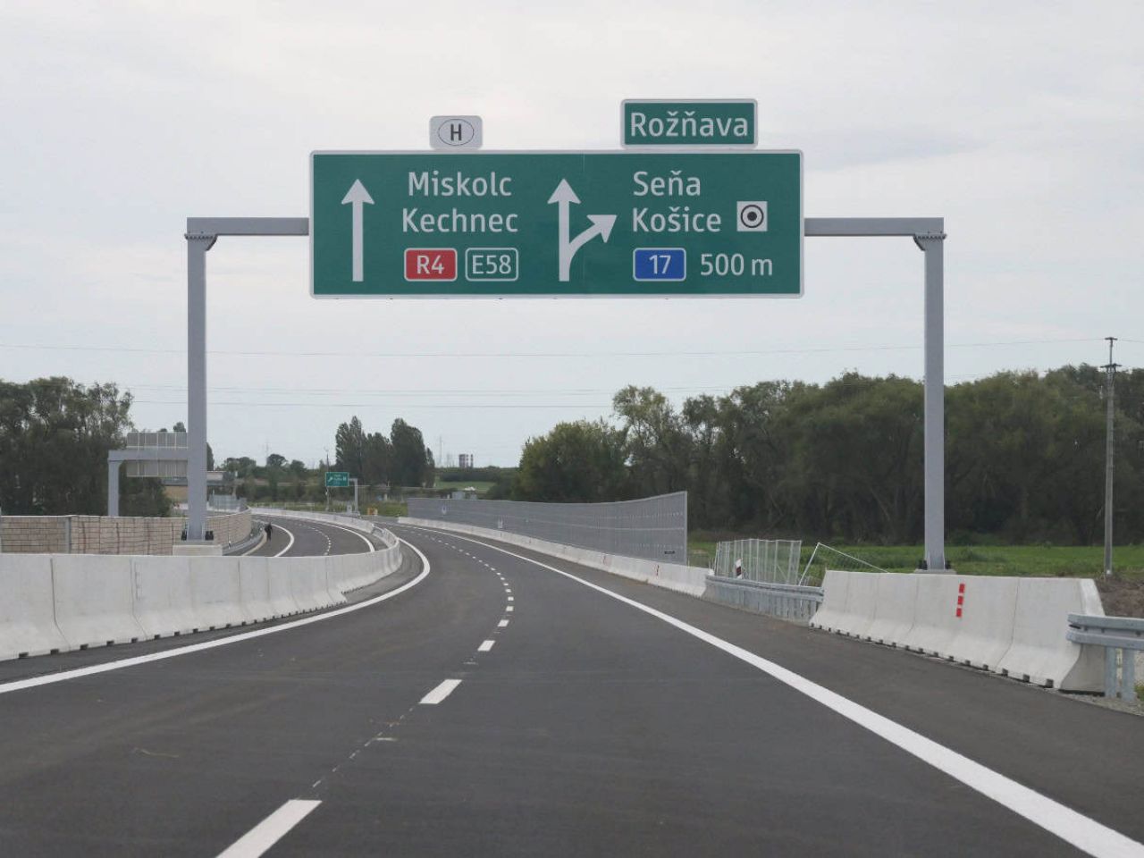 Nový, vyše 14 kilometrov dlhý ťah rýchlostnej cesty R2 Košice, Šaca - Košické Oľšany, II. úsek, ktorý slávnostne otvorili v Košiciach 24. septembra 2025. Foto: TASR