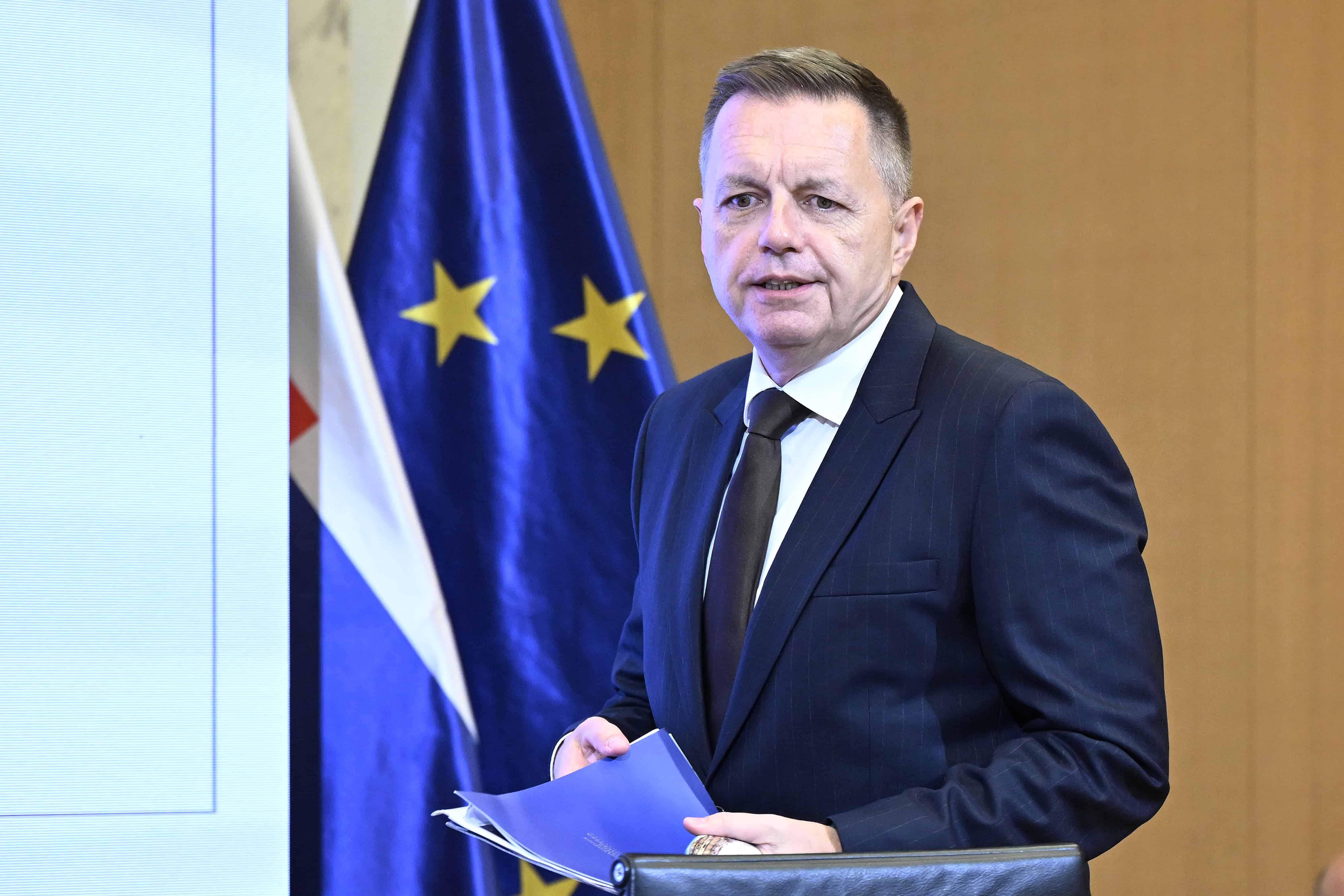 Kažimír: Ruka pevne na kormidle (komentár)