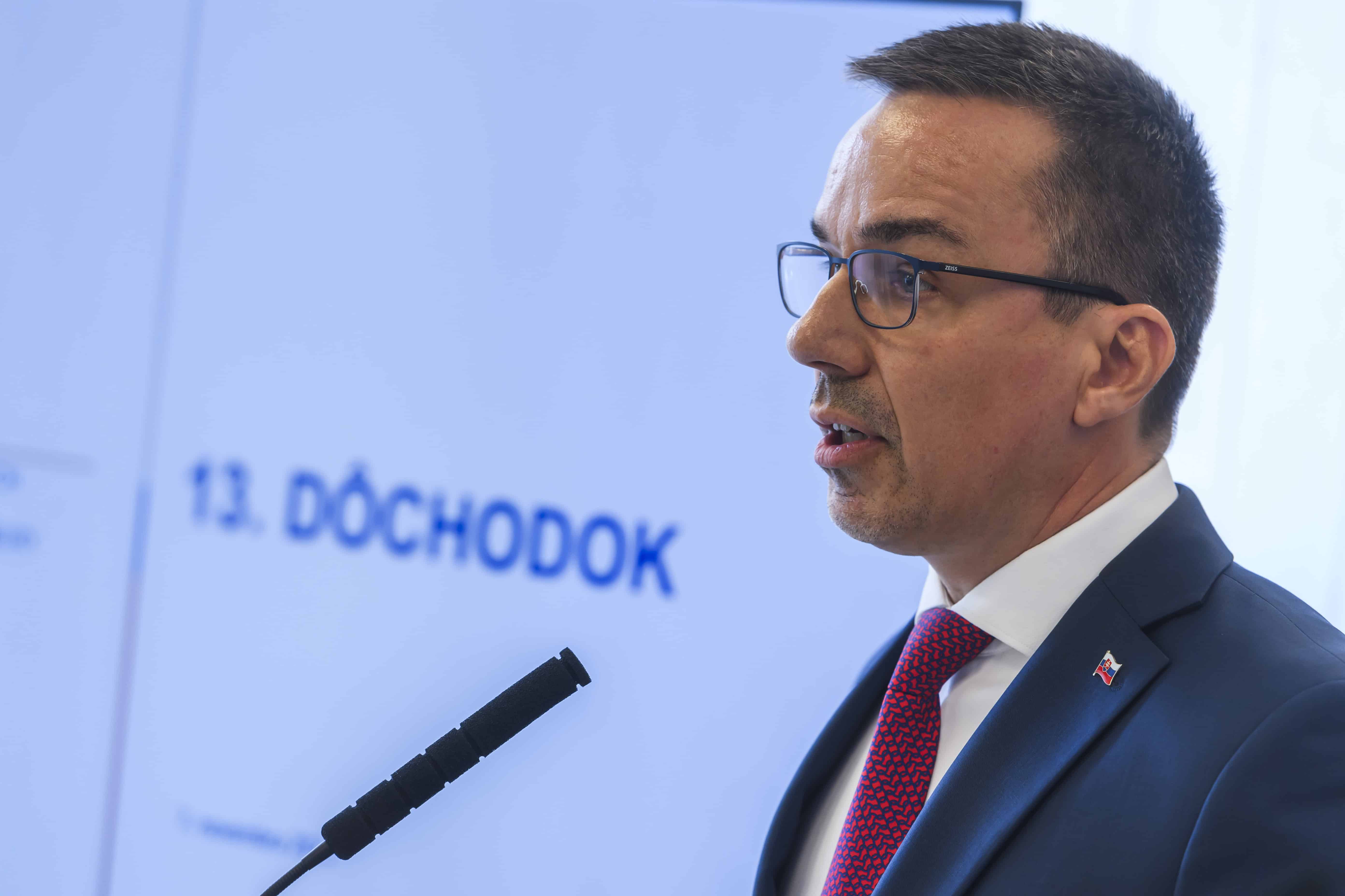 Trináste dôchodky smerujú na účty seniorov: Kto a koľko dostane a čo s nimi bude ďalej?