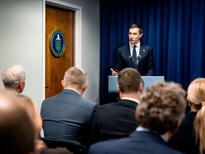 Objednávky amerického priemyslu v decembri klesli, dopyt po tovaroch trvanej spotreby slabne