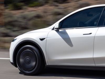 Tesla v prvom štvrťroku prudko zvýšila tržby aj zisk, dodala viac áut