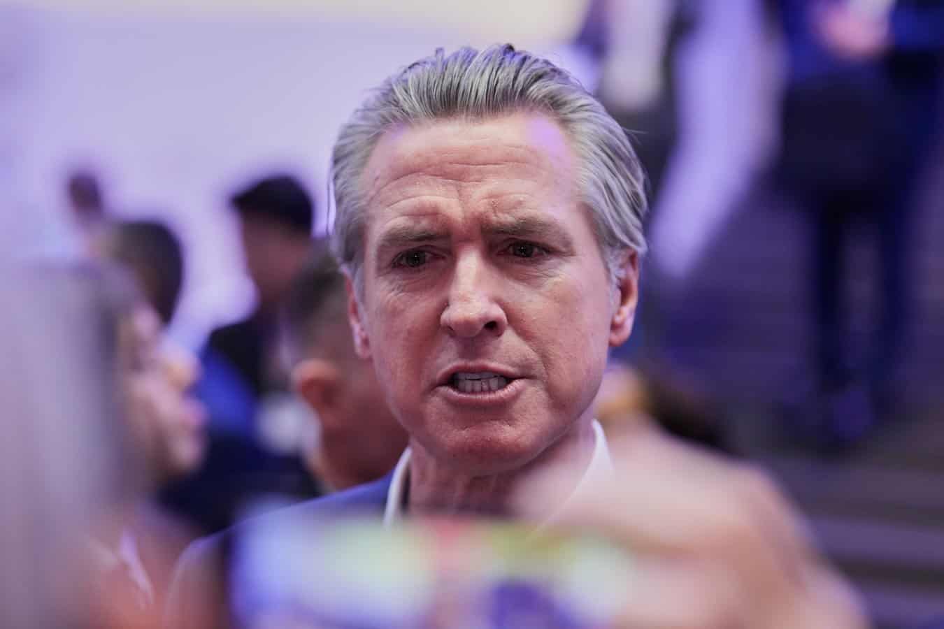 Guvernér Newsom: Odpoveď Európy na Trumpove clá je trápna
