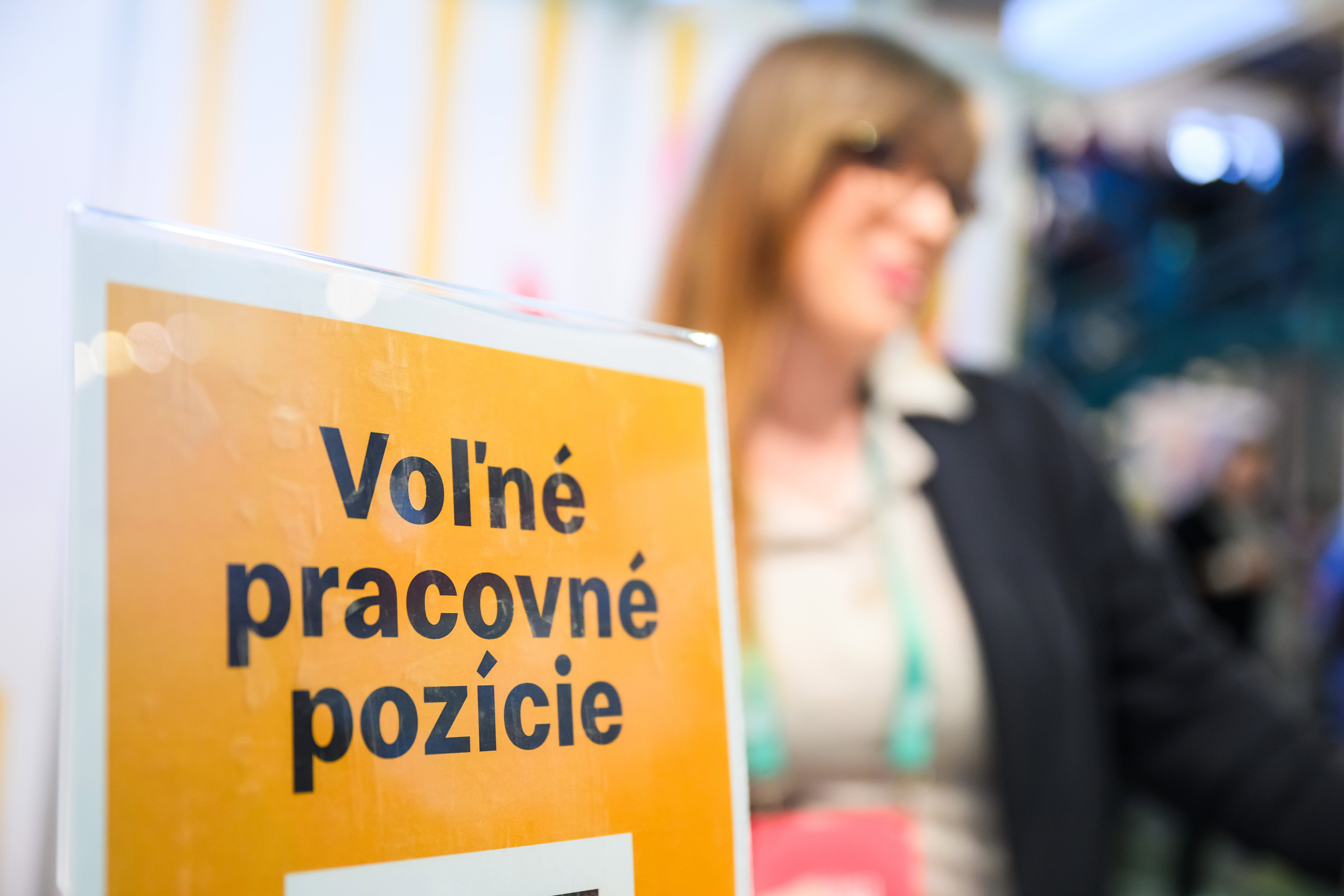 Nezamestnanosť v Británii rastie: Voľné pracovné miesta sú na minime za 5 rokov
