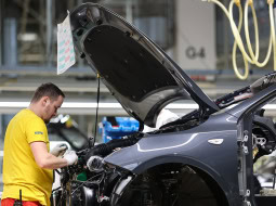 Krutá daň za masívnu robotizáciu: V automobilkách na Slovensku hrozí vlna prepúšťania!